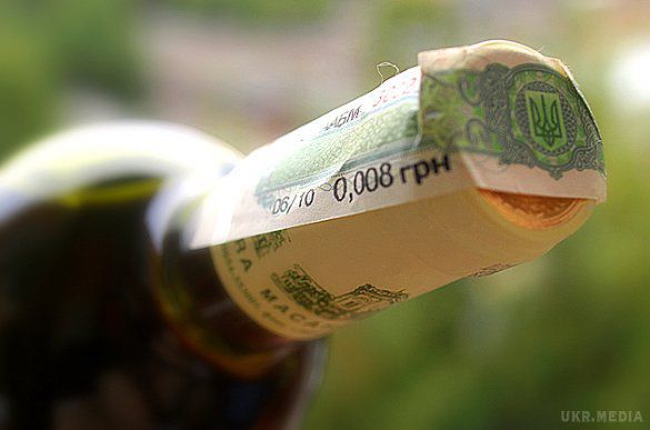 В Україні сьогодні підвищуються ставки акцизного податку на спиртні напої - до 59,96 грн за 1 літр. Норми закону посилюють контроль за обігом спирту і процедури документального оформлення операцій із ввезення/вивезення спирту і лікеро-горілчаних виробів з території акцизних складів.