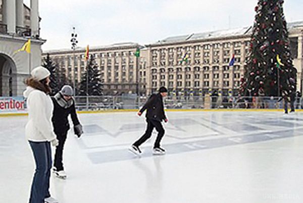 Всі на лід: у центрі Києва відкрили безкоштовний каток. Якщо ви не знаєте, чим зайнятися після того, як доїли новорічне олів'є, вирушайте на каток. 
