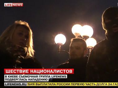 У Києві під час ходи на честь Бандери у журналісток Lifenews відібрали і розтоптали відеокамеру. Журналістки звинуватили в події представників "Правого сектора".