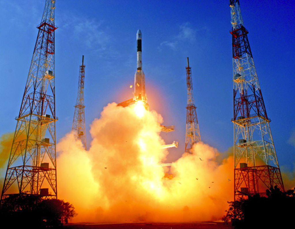 Індійська ракета-носій успішно вивела супутник на геостаціонарну орбіту. Індійська ракета-носій для виведення супутників на геостаціонарну орбіту (геостаціонарного супутника Ракета-носій / GSLV) цього місяця вивела на орбіту телекомунікаційний супутник вагою 2,1 тонни.