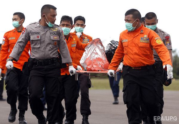 В Індонезії тривають пошуки тіл загиблих в авіакатастрофі лайнера AirAsia. Фоторепортаж. У морі біля узбережжя Індонезії триває пошукова операція з пошуку тіл жертв авіакатастрофи лайнера компанії AirAsia. 