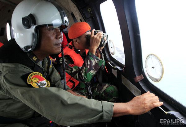 В Індонезії тривають пошуки тіл загиблих в авіакатастрофі лайнера AirAsia. Фоторепортаж. У морі біля узбережжя Індонезії триває пошукова операція з пошуку тіл жертв авіакатастрофи лайнера компанії AirAsia. 