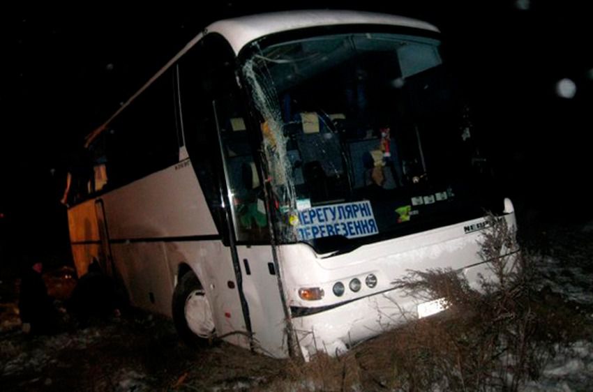 У Тернопільській області перекинувся автобус. 5 осіб постраждало. Дорожньо-транспортна пригода з постраждалими сталася вчора близько 18:30 на трасі Почаїв-Радивилів біля села Будки.