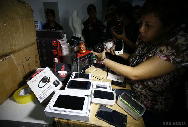 Три моделі iPhone в 2015-му?. Останні два роки Apple дотримується графіка з двома новими смартфонами на рік. В цьому році це були iPhone 6 і 6 Plus, в минулому - iPhone 5s і 5c. Однак у 2015 році графік зміниться, і Apple випустить три нові моделі.