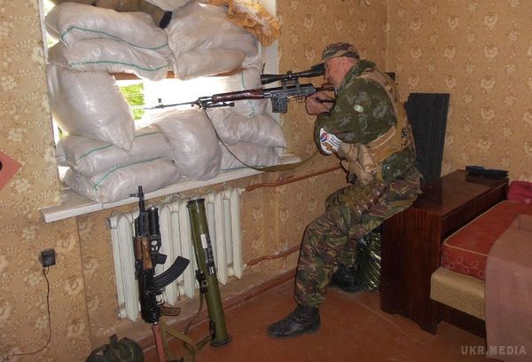 Проросійський бойовик-снайпер з житлового будинку протягом години обстрілював позиції ЗСУ. Сьогодні, 2 січня, ситуація в зоні проведення антитерористичної операції залишається напруженою. Починаючи з 8:40 російсько-терористичні війська 13 раз обстріляли позиції українських військових.