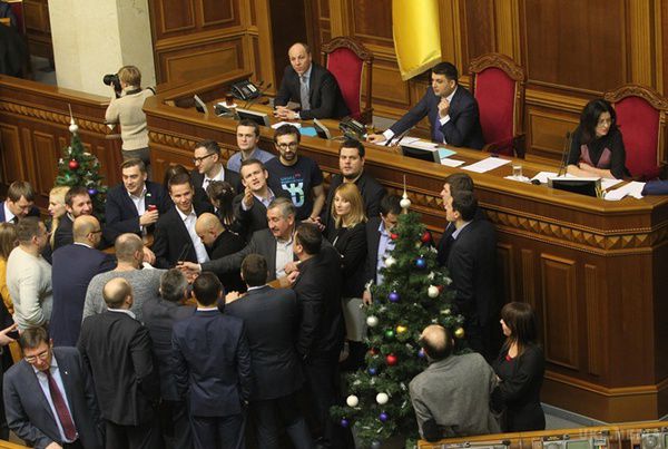 Перше засідання уряду в 2015 році пропонують провести в зоні АТО. З такою ініціативою виступив губернатор Луганської області та окремі нардепи.