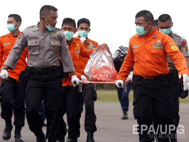 Рятувальники виявили тіла ще 30 пасажирів з рейсу AirAsia. Деякі загиблі були прив'язані поясами безпеки до сидіннях літака.