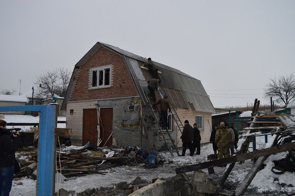Перемир'я від «козаків»: поранені діти і згорілий будинок (фото). В результаті обстрілів 1 січня  Попаснянського району так званими «козаками», у місті Золоте пошкоджені багатоповерхові будинки