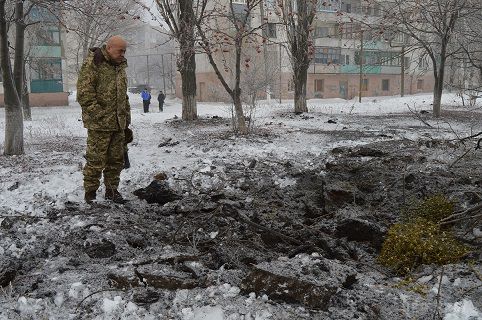 Перемир'я від «козаків»: поранені діти і згорілий будинок (фото). В результаті обстрілів 1 січня  Попаснянського району так званими «козаками», у місті Золоте пошкоджені багатоповерхові будинки