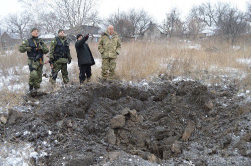 Перемир'я від «козаків»: поранені діти і згорілий будинок (фото). В результаті обстрілів 1 січня  Попаснянського району так званими «козаками», у місті Золоте пошкоджені багатоповерхові будинки