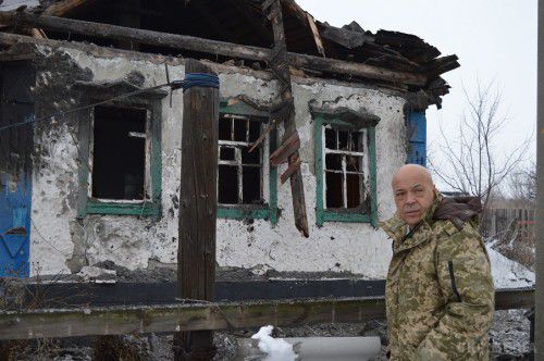 Перемир'я від «козаків»: поранені діти і згорілий будинок (фото). В результаті обстрілів 1 січня  Попаснянського району так званими «козаками», у місті Золоте пошкоджені багатоповерхові будинки