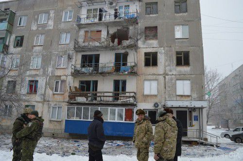 Перемир'я від «козаків»: поранені діти і згорілий будинок (фото). В результаті обстрілів 1 січня  Попаснянського району так званими «козаками», у місті Золоте пошкоджені багатоповерхові будинки
