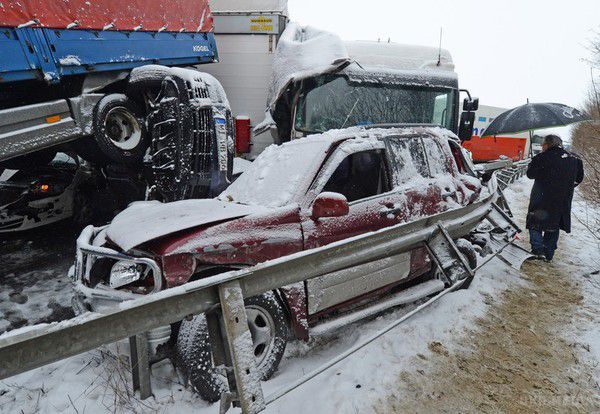 В США через снігопад 100 автомобілів потрапили в грандіозну аварію. Заметіль викликала масове ДТП на шосе в американському Нью-Гемпширі. Так, на 93-му шосе «ланцюжком» врізалися один в одного близько сотні машин. 
