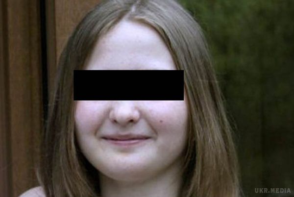   Не вірять у самогубство однокласники дівчини, яка стрибнула з 14-поверхівки в Маріуполі. 16-річна школярка загинула на місці.