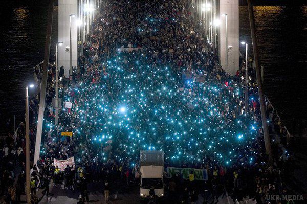 Тисячі угорців вийшли на протест проти зближення з Росією. Активісти обіцяють повторити демонстрацію 1 лютого.
