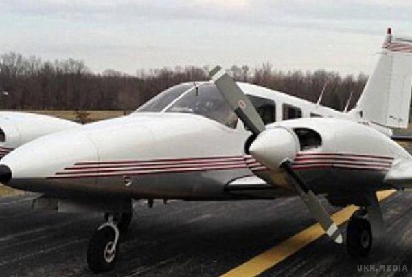В США 7-річна дівчинка вижила в авіакатастрофі. Легкомоторний літак Piper PA-34 зазнав аварії через відмову двигуна, загинула ціла сім'я, вижив тільки дитина.