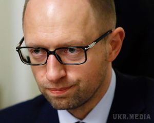 Політологи: Яценюк стає все більше схожий на Азарова, а краще б - на Тимошенко. Українські політологи радять Яценюку вивчити досвід Тимошенко зразка 2009 року - інакше за свої реформи він стане політичним камікадзе.