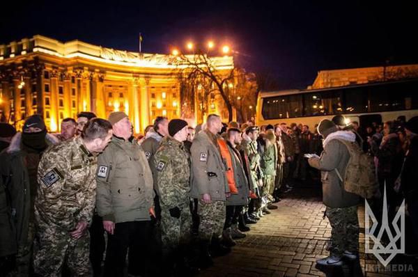200 бійців "Азова" вирушили в зону АТО. Дві сотні бійців полку "Азов" вчора, 3 січня, вирушили на схід України в зону проведення антитерористичної операції.