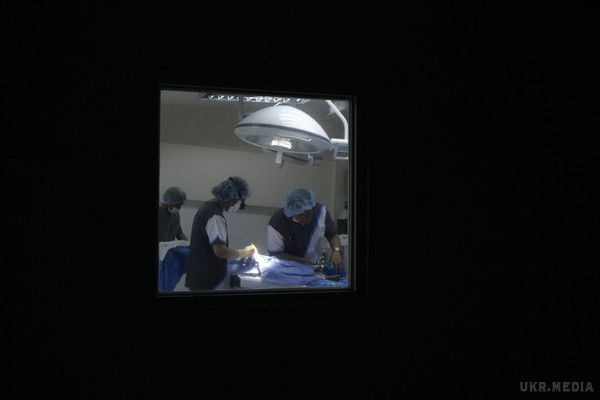 У Польщі під час операції на мозку прокинулася пацієнтка. 19-річна дівчина почала питати лікарів, чи вдало проходить операція. 