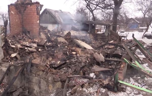 У Новий рік бойовики відправили «гостинці» жителям Гірського і Золотого: зруйновані будинки і квартири (відео). В результаті артилерійського обстрілу бойовиків в Горському і Золотому повністю знищено кілька приватних будинків. 