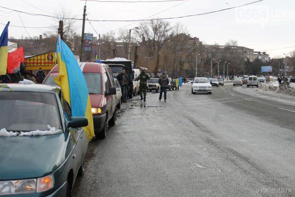 У Кривому Розі активісти висипали під будинок мера п'ять тонн снігу. Фоторепортаж. У Кривому Розі Дніпропетровської області активісти місцевих громадських об'єднань - Автомайдан, "39-я жіноча сотня", "Правий сектор" та "Кривий Ріг проти режиму та диктатури" - відвезли сніг з нерозчищених вулиць міста під будинок міського голови Юрія Вілкула, щоб продемонструвати, що його обіцянки про повну розчистку міста від снігу не відповідають дійсності. 