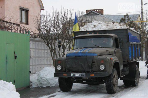 У Кривому Розі активісти висипали під будинок мера п'ять тонн снігу. Фоторепортаж. У Кривому Розі Дніпропетровської області активісти місцевих громадських об'єднань - Автомайдан, "39-я жіноча сотня", "Правий сектор" та "Кривий Ріг проти режиму та диктатури" - відвезли сніг з нерозчищених вулиць міста під будинок міського голови Юрія Вілкула, щоб продемонструвати, що його обіцянки про повну розчистку міста від снігу не відповідають дійсності. 