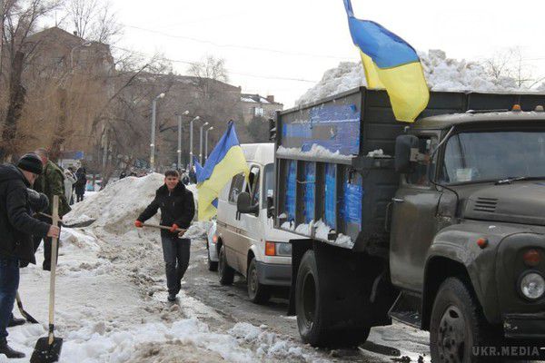 У Кривому Розі активісти висипали під будинок мера п'ять тонн снігу. Фоторепортаж. У Кривому Розі Дніпропетровської області активісти місцевих громадських об'єднань - Автомайдан, "39-я жіноча сотня", "Правий сектор" та "Кривий Ріг проти режиму та диктатури" - відвезли сніг з нерозчищених вулиць міста під будинок міського голови Юрія Вілкула, щоб продемонструвати, що його обіцянки про повну розчистку міста від снігу не відповідають дійсності. 