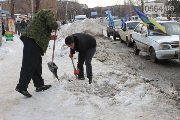 У Кривому Розі активісти висипали під будинок мера п'ять тонн снігу. Фоторепортаж. У Кривому Розі Дніпропетровської області активісти місцевих громадських об'єднань - Автомайдан, "39-я жіноча сотня", "Правий сектор" та "Кривий Ріг проти режиму та диктатури" - відвезли сніг з нерозчищених вулиць міста під будинок міського голови Юрія Вілкула, щоб продемонструвати, що його обіцянки про повну розчистку міста від снігу не відповідають дійсності. 