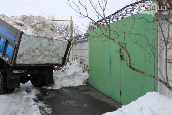 У Кривому Розі активісти висипали під будинок мера п'ять тонн снігу. Фоторепортаж. У Кривому Розі Дніпропетровської області активісти місцевих громадських об'єднань - Автомайдан, "39-я жіноча сотня", "Правий сектор" та "Кривий Ріг проти режиму та диктатури" - відвезли сніг з нерозчищених вулиць міста під будинок міського голови Юрія Вілкула, щоб продемонструвати, що його обіцянки про повну розчистку міста від снігу не відповідають дійсності. 