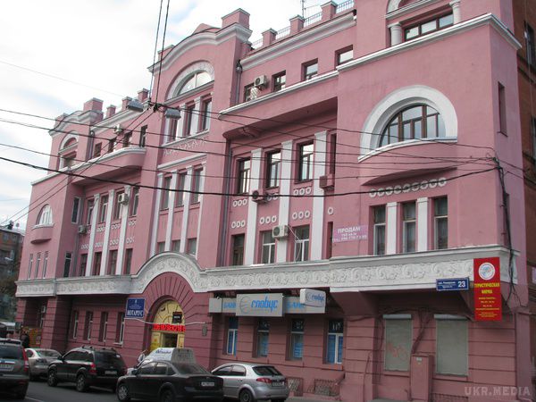 Ласкаво просимо відвідати цікаві куточки центру Харкова. У галасливому центрі Харкова є вулички, гуляючи по яких, можна зануритися в мрії.