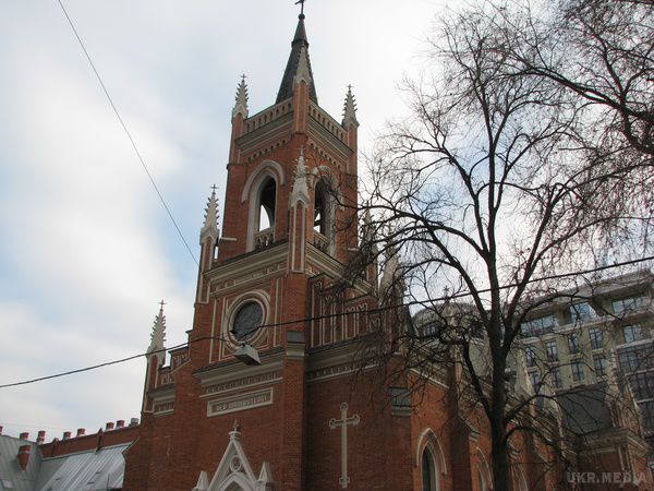 Ласкаво просимо відвідати цікаві куточки центру Харкова. У галасливому центрі Харкова є вулички, гуляючи по яких, можна зануритися в мрії.