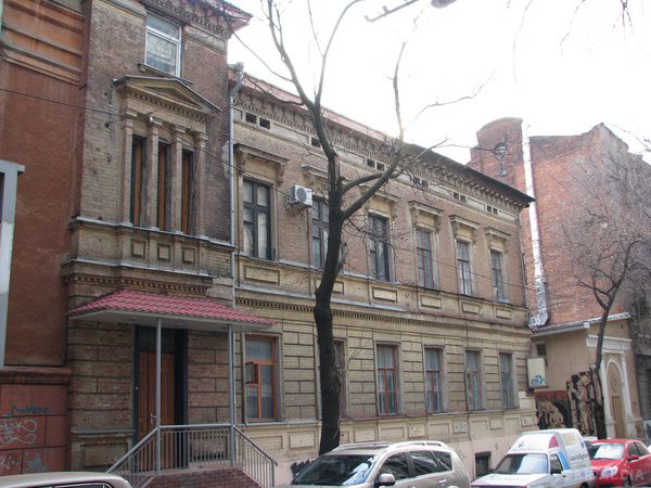 Ласкаво просимо відвідати цікаві куточки центру Харкова. У галасливому центрі Харкова є вулички, гуляючи по яких, можна зануритися в мрії.