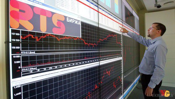 Російська фондова біржа відкрила перші в році торги обвалом. Падіння на вимірюваному в доларах фондовому майданчику триває від кінця червня 2014 року.