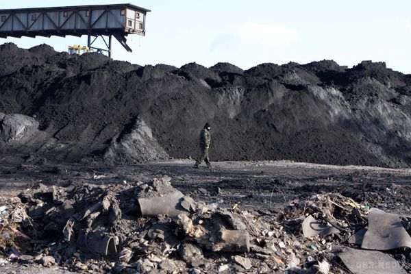 У Міненерго відзвітували про постачання вугілля з ДНР і ЛНР. З шахт Донбасу, які на даний момент знаходяться під контролем сепаратистів і бойовиків, владі і компаніям України 1-4 січня 2015 р. вдалося поставити близько 3 тис. тонн антрацитного вугілля.