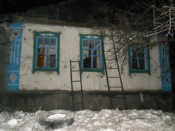 Розстріляне бойовиками село: поранено жінку, зруйнований будинок, убита собака (фото 18+). Вчора, 4 січня, близько 16:00 був проведений обстріл селища Привілля (у простолюдді «Бабівка», поштова адреса - Комишуваха-1) Попаснянського району. 