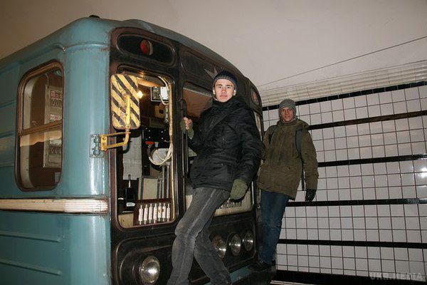 Подробиці по вижившому київському зацеперу: хлопцю всього 14 років. Зацеперу, який дивом вижив, зірвавшись з вагона київського метро, всього 14 років.
