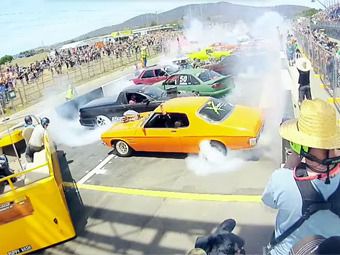 Австралійці влаштували найбільший «бернаут» в світі (відео). Австралійські автомобілісти зробили спробу побити власний світовий рекорд з одночасного «бернауту»