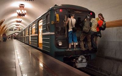 У київському метро травмувався підліток, який зачепився за вагон і проїхався від однієї станції до іншої. 14-річного підлітка з травмами доставили в лікарню.