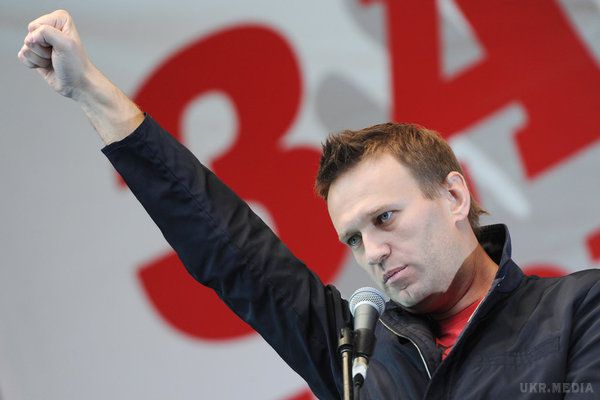 Навальний демонстративно зрізав електронний браслет «домашнього арешту». Опозиціонер Олексій Навальний у понеділок повідомив про відмову дотримуватися умов домашнього арешту.