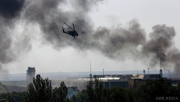 Терористи продовжують обстрілювати аеропорт під час «перемир'я» (відео). Незважаючи на те. що нещодавно був оголошений режим тиші, бойовики все одно продовжують обстріл позицій ЗСУ і мирні райони Донецької і Луганської областей. 