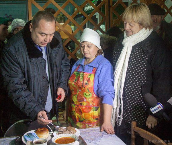 Луганчани не побачать гуманітарну допомогу з 11-го «гуманітарного конвою». Продовольство і дитяче харчування, які прибувають на днях в Луганськ з одинадцятим «гуманітарним конвоєм» з Росії, не будуть видаватися луганчанам. 