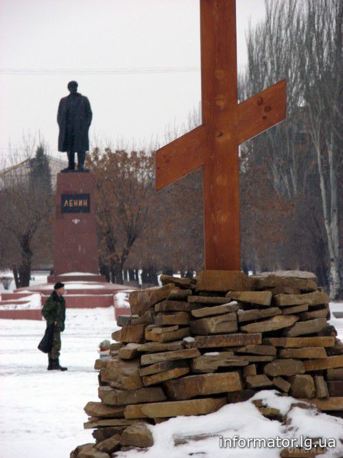 Фотофакт: «козаки» в Алчевську влаштували молитовне місце біля Леніна. В Алчевську на площі Леніна донські козаки встановили дерев'яний хрест. Дивне сусідство пам'ятника Леніна і православного хреста викликає підвищену увагу місцевих жителів. 