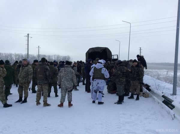 До поребрику: як військові РФ оглядають Кіборгів по дорозі в аеропорт. Фото. Люди у військовій формі, такий же як у регулярній армії РФ, оглядають йдущих в донецький аеропорт українських військових. 