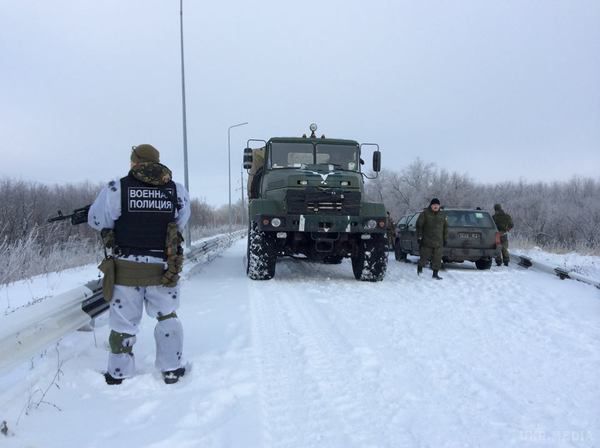 До поребрику: як військові РФ оглядають Кіборгів по дорозі в аеропорт. Фото. Люди у військовій формі, такий же як у регулярній армії РФ, оглядають йдущих в донецький аеропорт українських військових. 