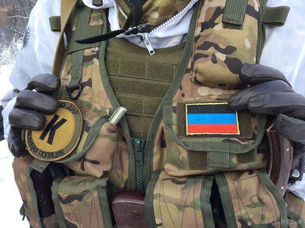 До поребрику: як військові РФ оглядають Кіборгів по дорозі в аеропорт. Фото. Люди у військовій формі, такий же як у регулярній армії РФ, оглядають йдущих в донецький аеропорт українських військових. 