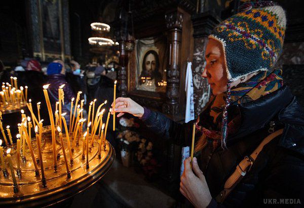 Сьогодні православні і греко-католики святкують Різдво. Напередодні Різдва у православних та греко-католицьких храмах в декількох країнах проходять богослужіння.
