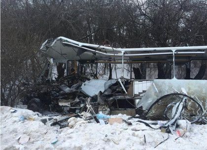 Прокуратура представила три версії ДТП з нацгвардійцями. Військова прокуратура представила три версії ДТП, в якому загинули військові Національної гвардії. Про це під час брифінгу сказав речник АТО Андрій Лисенко, передає кореспондент УНН.