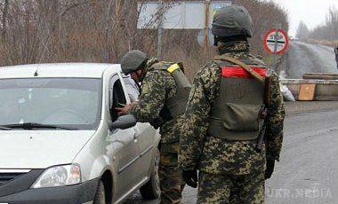 В зоні АТО затриманий чоловік, підозрюваний у пособництві ДНР. При перевірці особистих речей виявлено 10 боєприпасів калібру 7,62, бронежилет, 2 ножі, пропуск та посвідчення акредитації журналіста ДНР