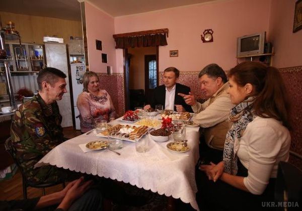 Подружжя Порошенко відвідало пораненого бійця АТО. Президент з дружиною вирушили в Івано-Франківську область.