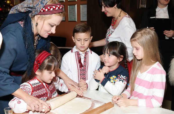 Ольга Сумська на Різдво здивувала екзотичними варениками з чорносливом. Артистка разом з родиною поставила рекорд, взявши участь у конкурсі на "Кращі гуцульські вареники"